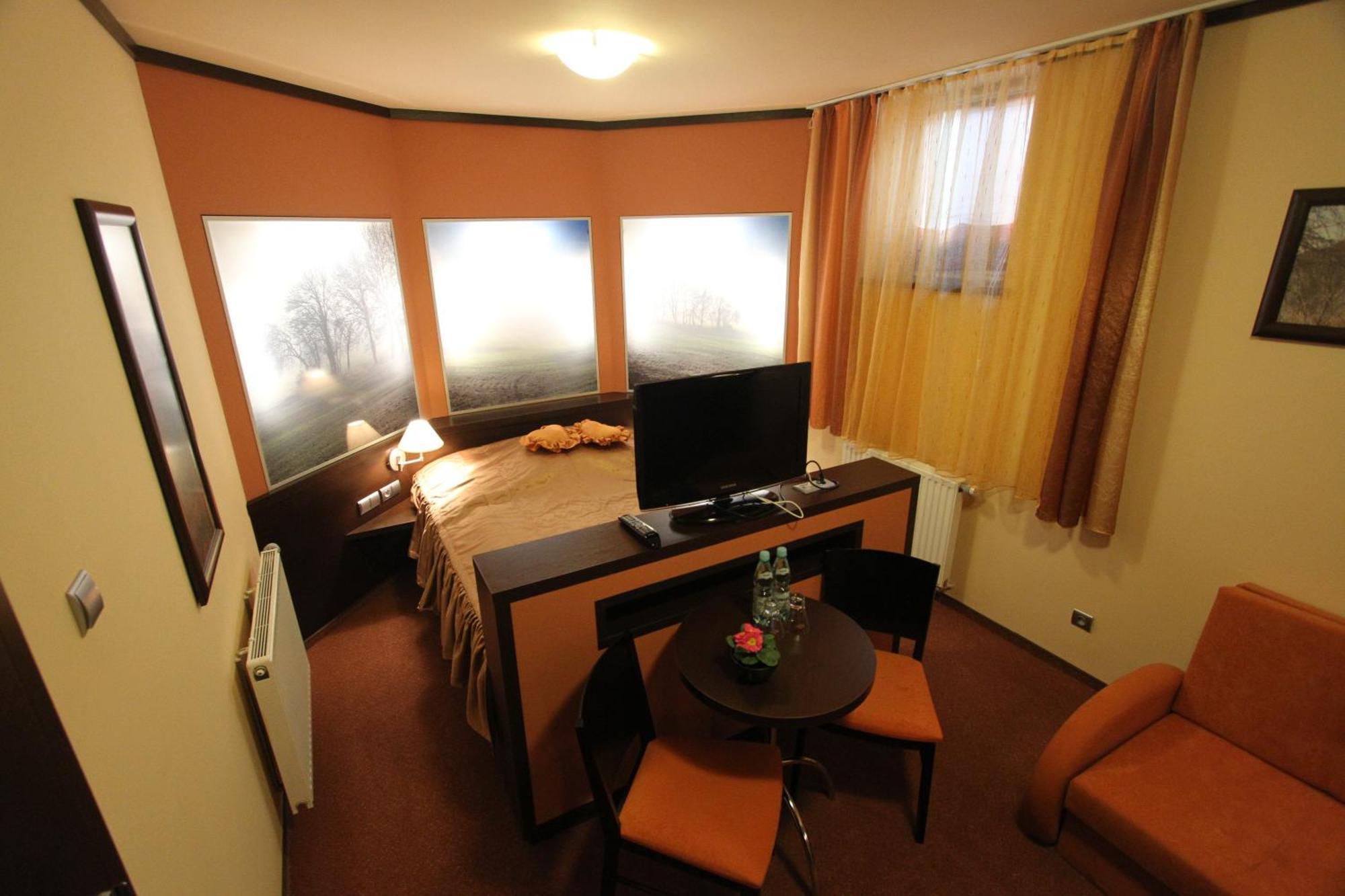 Hotel Na Rogatce Люблин Екстериор снимка