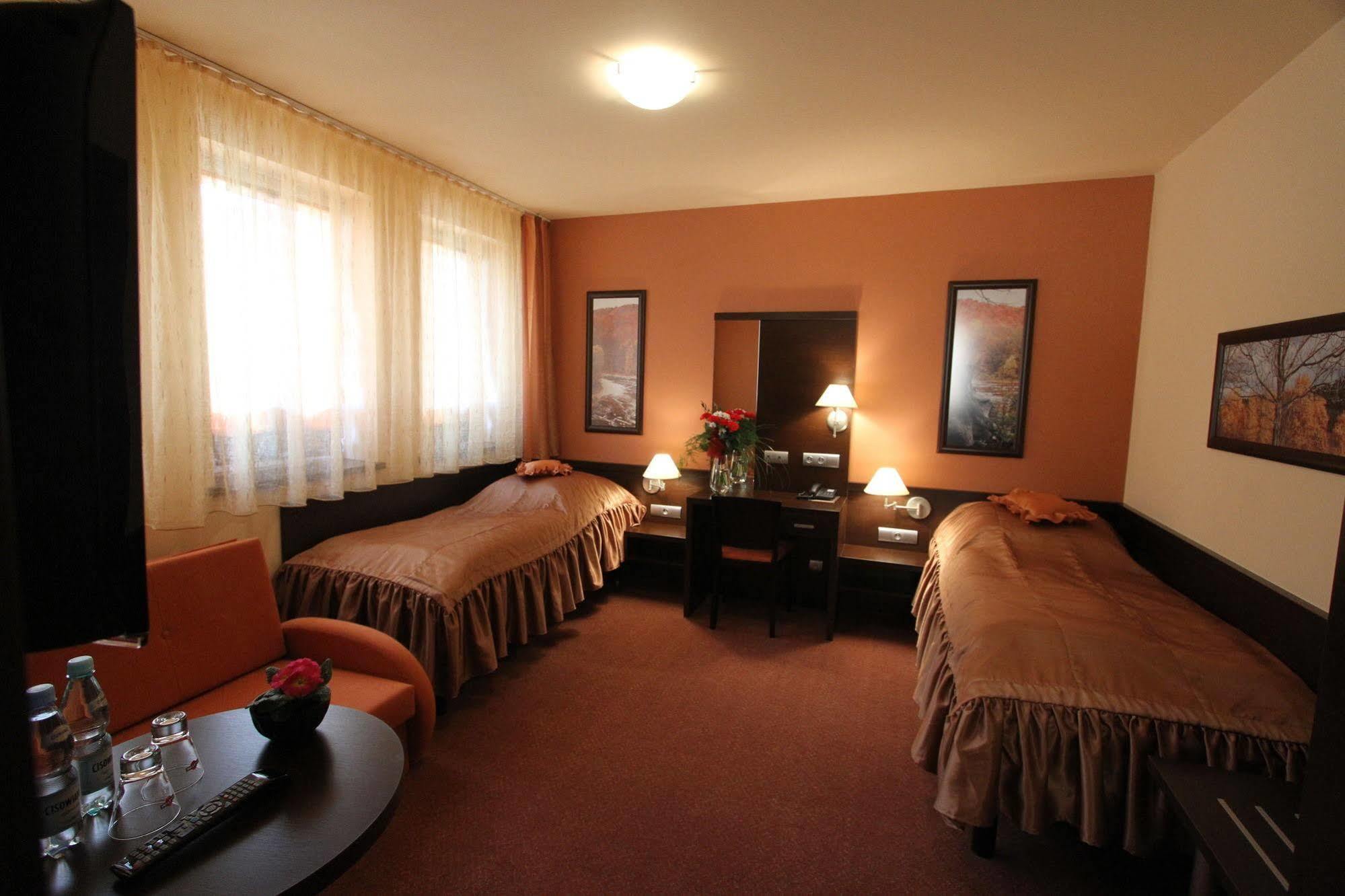 Hotel Na Rogatce Люблин Екстериор снимка