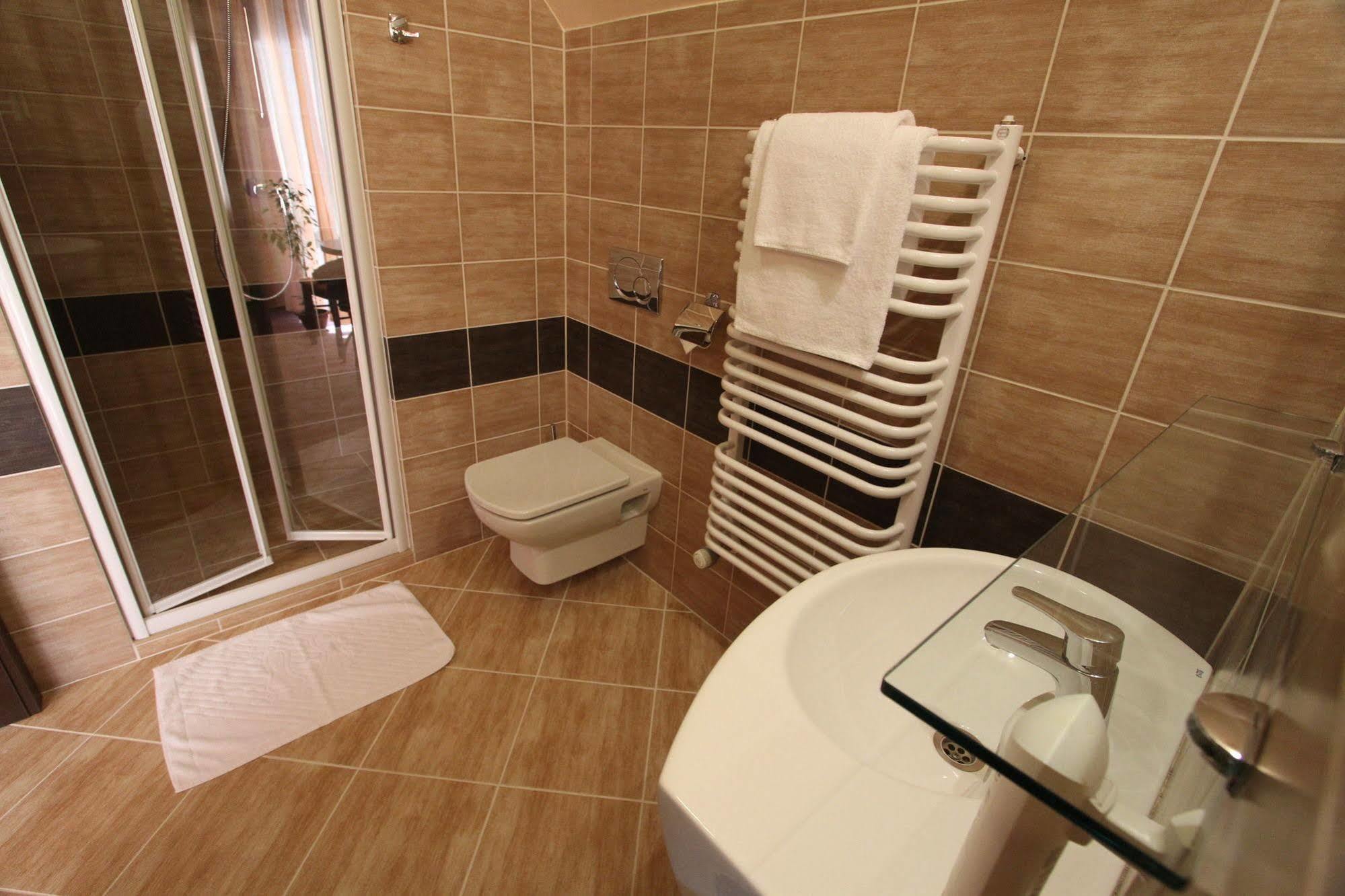 Hotel Na Rogatce Люблин Екстериор снимка