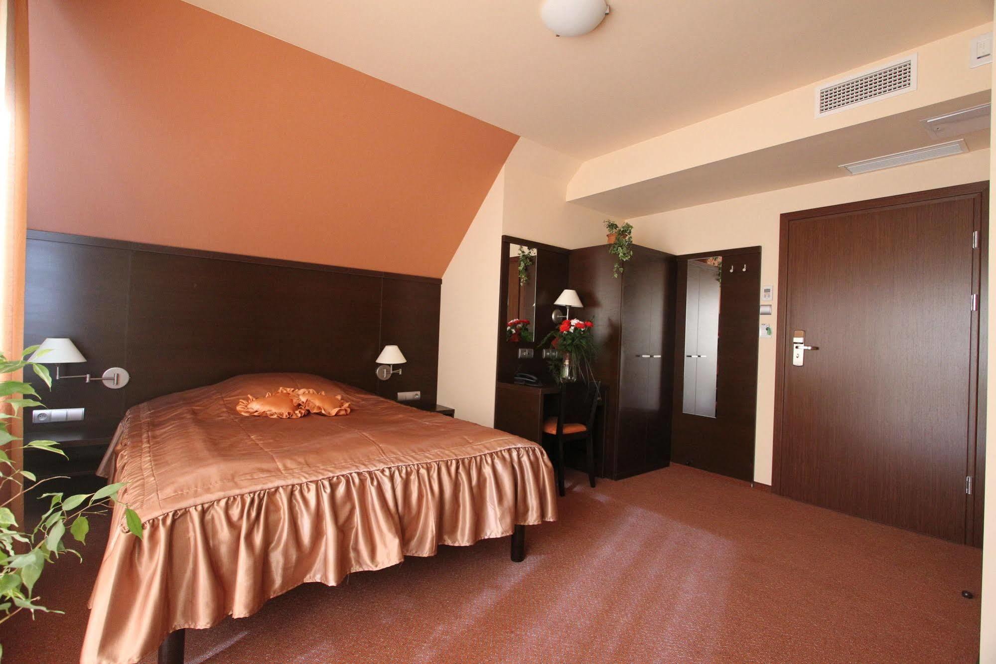 Hotel Na Rogatce Люблин Екстериор снимка